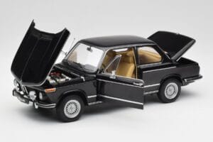 BMW 2002 L E10 Nero AUTOart 1:18 70603 Pressofusione — immagine 2 di 8