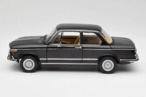 BMW 2002 L E10 Nero AUTOart 1:18 70603 Pressofusione — immagine 4 di 8