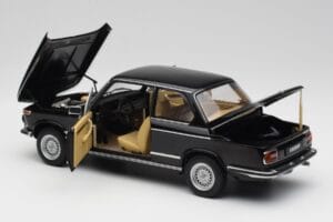 BMW 2002 L E10 Nero AUTOart 1:18 70603 Pressofusione — immagine 5 di 8