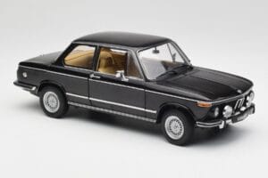 BMW 2002 L E10 Nero AUTOart 1:18 70603 Pressofusione — immagine 6 di 8