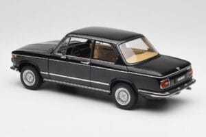 BMW 2002 L E10 Nero AUTOart 1:18 70603 Pressofusione — immagine 7 di 8