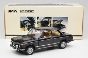 BMW 2002 L E10 Nero AUTOart 1:18 70603 Pressofusione — immagine 8 di 8