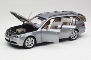 BMW 545i E61 Touring Grigio Chiaro Kyosho 1:18 80430308414 Pressofusione — immagine 2 di 8
