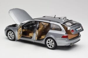 BMW 545i E61 Touring Grigio Chiaro Kyosho 1:18 80430308414 Pressofusione — immagine 5 di 8
