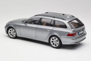 BMW 545i E61 Touring Grigio Chiaro Kyosho 1:18 80430308414 Pressofusione — immagine 7 di 8