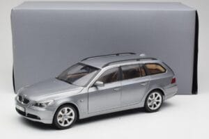 BMW 545i E61 Touring Grigio Chiaro Kyosho 1:18 80430308414 Pressofusione — immagine 8 di 8