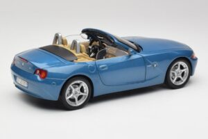 BMW Z4 E85 Maldives Blue Bburago 1:18 34046BLUE Pressofusione — immagine 3 di 8