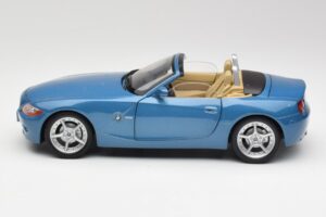 BMW Z4 E85 Maldives Blue Bburago 1:18 34046BLUE Pressofusione — immagine 4 di 8