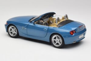 BMW Z4 E85 Maldives Blue Bburago 1:18 34046BLUE Pressofusione — immagine 7 di 8