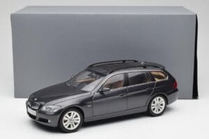 BMW 330i E91 Touring Grigio Scuro Kyosho 1:18 80430394360 Pressofusione — immagine 8 di 8