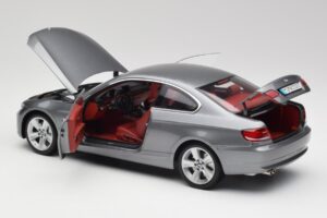 BMW 330i E92 Coupé Grigio Metallizzato Kyosho 1:18 80430407220 Pressofusione — immagine 5 di 8