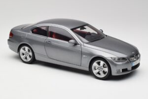 BMW 330i E92 Coupé Grigio Metallizzato Kyosho 1:18 80430407220 Pressofusione — immagine 6 di 8