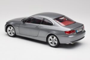 BMW 330i E92 Coupé Grigio Metallizzato Kyosho 1:18 80430407220 Pressofusione — immagine 7 di 8
