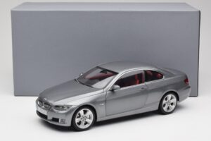 BMW 330i E92 Coupé Grigio Metallizzato Kyosho 1:18 80430407220 Pressofusione — immagine 8 di 8