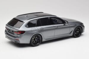 BMW G61 530e M Sport Touring Mineral Grigio GT Spirit 1:18 GT485 Resina — immagine 2 di 6