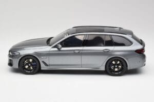 BMW G61 530e M Sport Touring Mineral Grigio GT Spirit 1:18 GT485 Resina — immagine 3 di 6