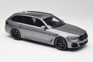 BMW G61 530e M Sport Touring Mineral Grigio GT Spirit 1:18 GT485 Resina — immagine 4 di 6