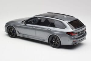 BMW G61 530e M Sport Touring Mineral Grigio GT Spirit 1:18 GT485 Resina — immagine 5 di 6