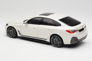 BMW i4 M50 G26 Alpine White Minichamps 1:18 110023011 Pressofusione — immagine 7 di 8