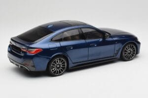 BMW i4 M50 G26 Portimao Blue Minichamps 1:18 110023012 Pressofusione — immagine 3 di 8