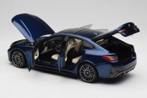 BMW i4 M50 G26 Portimao Blue Minichamps 1:18 110023012 Pressofusione — immagine 5 di 8