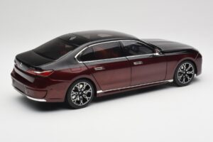 BMW i7 G70 Black & Red Metallic Minichamps 1:18 110023201 Pressofusione — immagine 3 di 8
