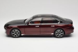 BMW i7 G70 Black & Red Metallic Minichamps 1:18 110023201 Pressofusione — immagine 4 di 8