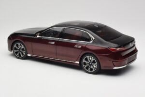 BMW i7 G70 Black & Red Metallic Minichamps 1:18 110023201 Pressofusione — immagine 7 di 8