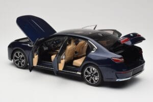 BMW i7 G70 Blue Metallic Minichamps 1:18 110023202 Pressofusione — immagine 5 di 8