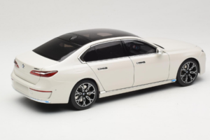 BMW i7 G70 White Metallic Minichamps 1:18 110023200 Pressofusione — immagine 3 di 8