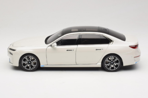 BMW i7 G70 White Metallic Minichamps 1:18 110023200 Pressofusione — immagine 4 di 8
