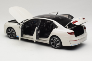 BMW i7 G70 White Metallic Minichamps 1:18 110023200 Pressofusione — immagine 5 di 8