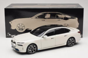 BMW i7 G70 White Metallic Minichamps 1:18 110023200 Pressofusione — immagine 8 di 8