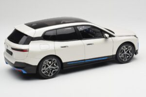 BMW iX Alpine White Minichamps 1:18 110023102 Pressofusione — immagine 3 di 8