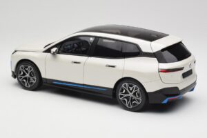 BMW iX Alpine White Minichamps 1:18 110023102 Pressofusione — immagine 7 di 8