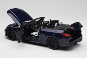 BMW M4 G82 Cabriolet Blu Metallic Minichamps 1:18 110021031 Pressofusione — immagine 5 di 8