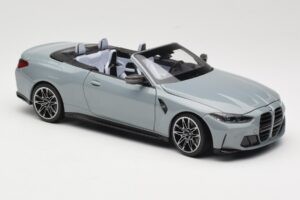 BMW M4 G83 Cabriolet Grey Metallic Minichamps 1:18 110021032 Pressofusione — immagine 6 di 8