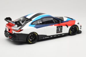 BMW M4 G82 GT4 #1 Presentation 2022 Otto 1:18 OT1228 Resina — immagine 2 di 6