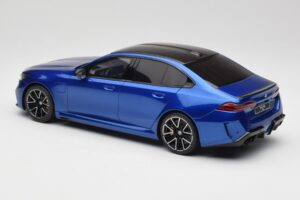 BMW M5 G90 Marina Bay Blue Metallic GT Spirit 1:18 GT507 Resina — immagine 5 di 6