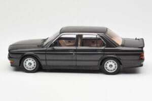 BMW M535i E28 Diamond Nero AUTOart 1:18 75162 Pressofusione — immagine 4 di 8
