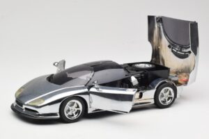 BMW Nazca M12 Chrome Silver Revell 1:18 08916 Pressofusione — immagine 2 di 8