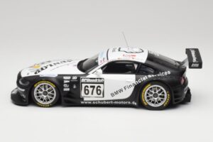 BMW Z4 #676 H. Stuck / J. Hennerici / D. Hurtgen Team Schubert Nürburgring 24 Hours 2006 AUTOart 1:18 80649 Pressofusione — immagine 3 di 6