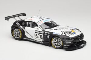 BMW Z4 #676 H. Stuck / J. Hennerici / D. Hurtgen Team Schubert Nürburgring 24 Hours 2006 AUTOart 1:18 80649 Pressofusione — immagine 4 di 6