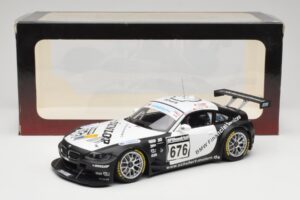BMW Z4 #676 H. Stuck / J. Hennerici / D. Hurtgen Team Schubert Nürburgring 24 Hours 2006 AUTOart 1:18 80649 Pressofusione — immagine 6 di 6