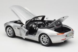 BMW Z8 E52 Titanium Silver Maisto 1:18 536896 Pressofusione — immagine 5 di 8
