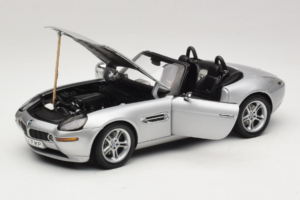 BMW Z8 Argento 007 The World Is Not Enough AUTOart 1:18 70511 Pressofusione — immagine 2 di 8