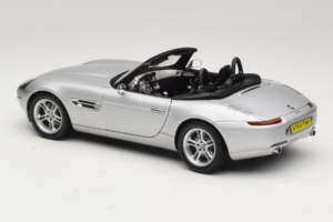 BMW Z8 Argento 007 The World Is Not Enough AUTOart 1:18 70511 Pressofusione — immagine 7 di 8