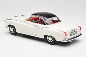 Borgward Isabella Coupé Bianco Revell 1:18 08982-W1 Pressofusione — immagine 7 di 8