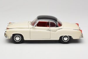 Borgward Isabella Coupe Bianco Revell 1:18 8859 Pressofusione — immagine 4 di 8