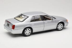 Cadillac DeVille DTS Maisto 1:18 56061 Pressofusione — immagine 3 di 8